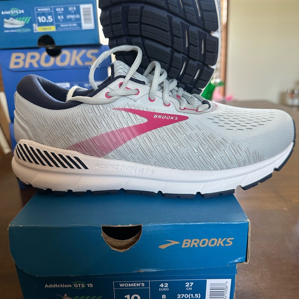 Brooks Women's Gray and Pink Running Shoes